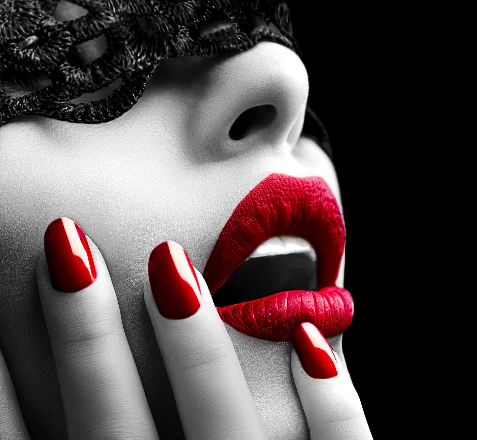 red lips and nails